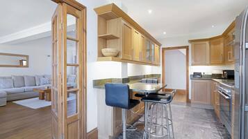 Refrigerador, microondas, horno y lavavajillas