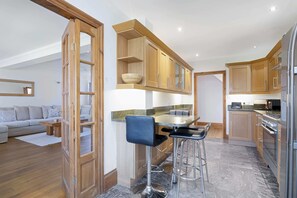 Refrigerador, microondas, horno y lavavajillas 