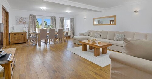 Modern 8-Bed Home: Parking, Wi-Fi, 5 mins to Town