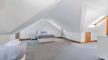 4 habitaciones, escritorio, tabla de planchar con plancha y wifi