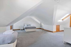 4 Schlafzimmer, Schreibtisch, Bügeleisen/Bügelbrett, WLAN