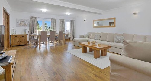 The Roost Group - 8-Bed Home: Hot Tub WiFi Parking