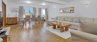 The Roost Group - 8-Bed Home: Hot Tub WiFi Parking