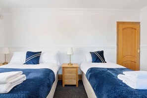 4 slaapkamers, een bureau, een strijkplank/strijkijzer, wifi