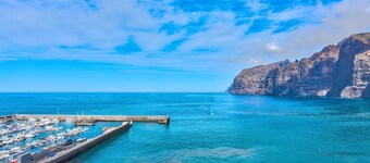 Apartamento vacacional "Los Gigantes Sea View" cerca de la playa con piscina compartida y Wi-Fi