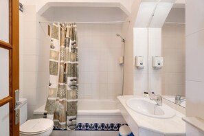 Bathtub, hair dryer, towels - Vacation Home "Over the Ocean" with Sea View, Shared Pool & Wi-Fi (Adeje)