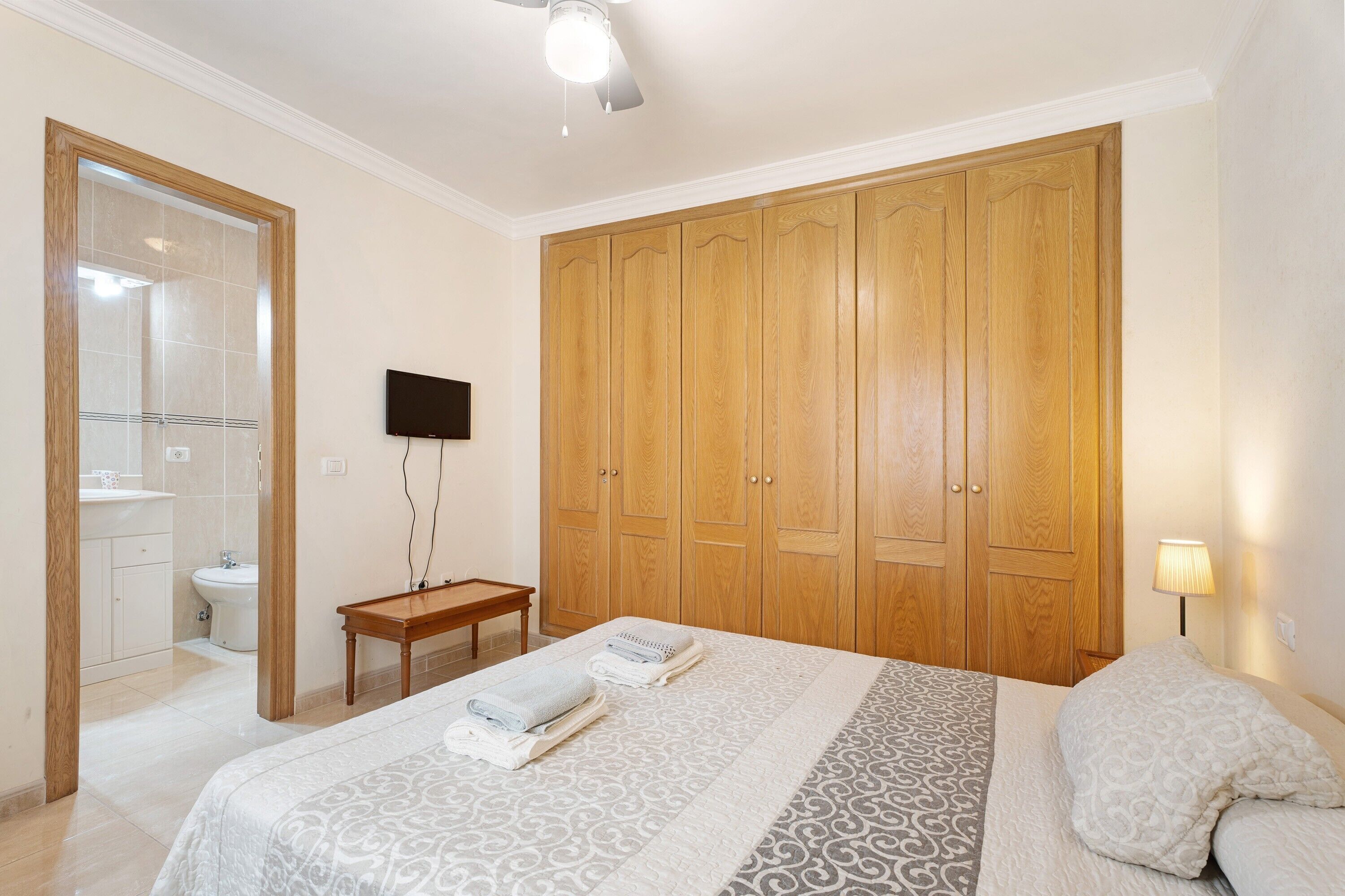 1 habitación, tabla de planchar con plancha, wifi gratis y ropa de cama 