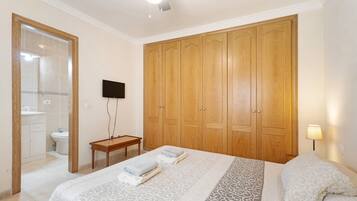 1 habitación, tabla de planchar con plancha, wifi gratis y ropa de cama