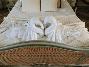 5 bedrooms, free WiFi, bed sheets