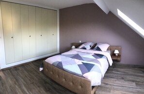 3 bedrooms, desk, iron/ironing board, travel cot - Gite du viaduc, 3-star tourist accommodation, panoramic view. (Semur-en-Auxois)