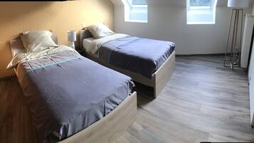 3 chambres, bureau, fer et planche Ă repasser, lit parapluie