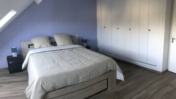 3 bedrooms, desk, iron/ironing board, travel cot