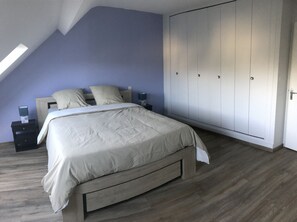 3 bedrooms, desk, iron/ironing board, travel cot