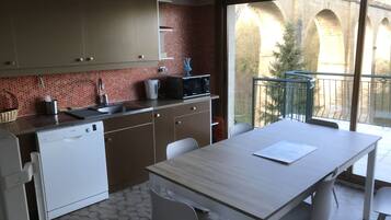 Réfrigérateur, micro-ondes, four, plaque de cuisson