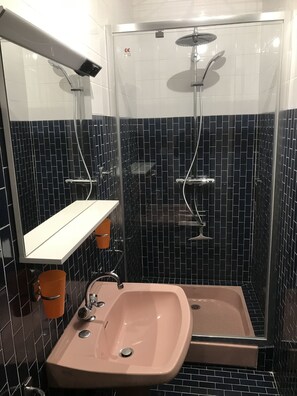 Douche, séchoir à cheveux, bidet, savon