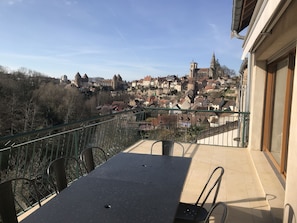 Outdoor dining - Gite du viaduc, 3-star tourist accommodation, panoramic view. (Semur-en-Auxois)