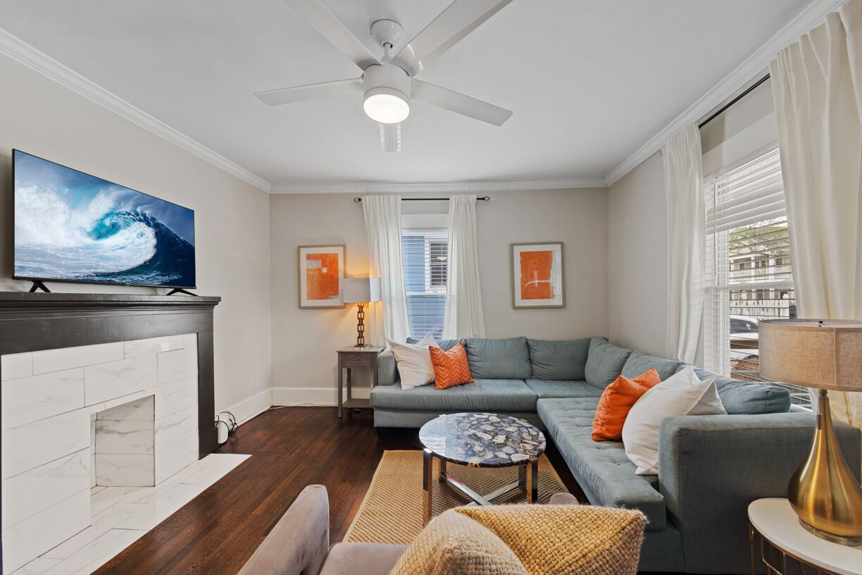 Beautiful Downtown Home Next to Big-Hitter Attractions