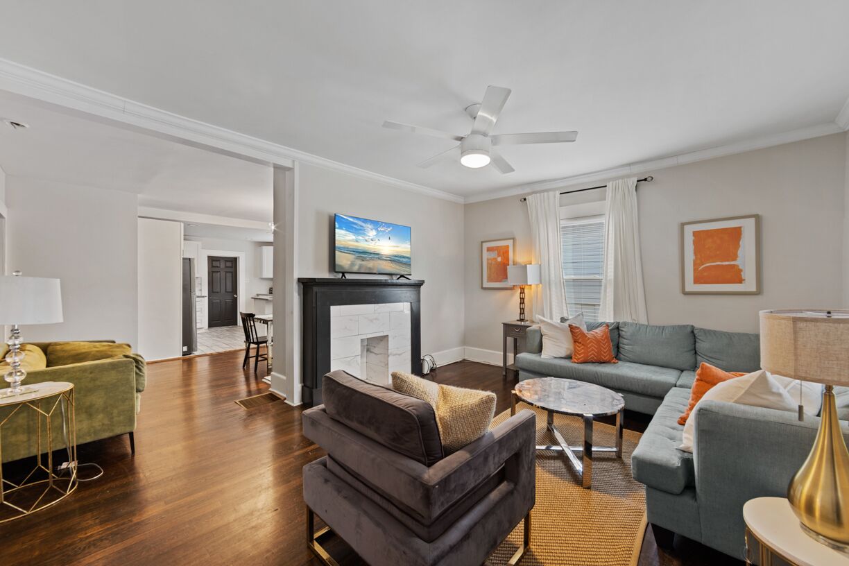 Beautiful Downtown Home Next to Big-Hitter Attractions