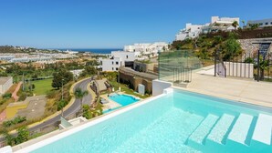 Un hôtel doté d’une piscine, offrant une vue sur la mer et disposant d’un parking.