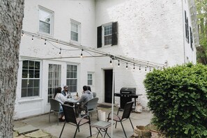 Outdoor dining - Historic Stay Near Downtown, Game Room & Fire Pit (Geneva)