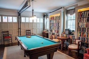 Game room - Historic Stay Near Downtown, Game Room & Fire Pit (Geneva)