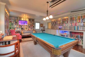 Game room - Historic Stay Near Downtown, Game Room & Fire Pit (Geneva)