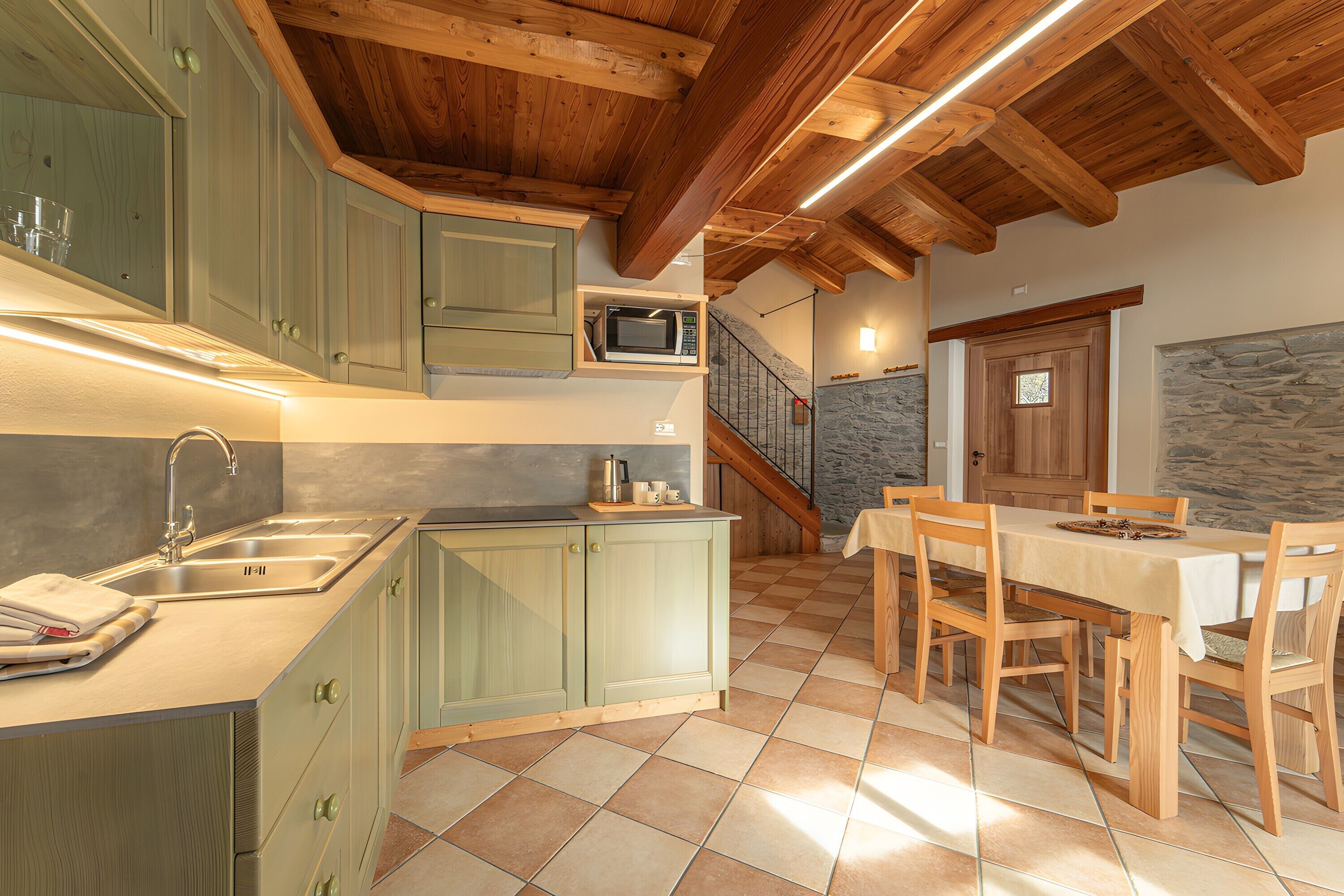 Réfrigérateur, micro-ondes, plaque de cuisson, cafetière/bouilloire