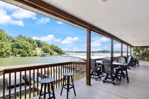 Outdoor dining - Sleeps 26 lakefront w/ private dock & dance floor! (Lake Ozark)