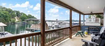 Sleeps 26 lakefront w/ private dock & dance floor!