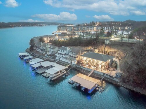 Sleeps 26 lakefront w/ private dock & dance floor!