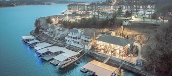Sleeps 26 lakefront w/ private dock & dance floor!