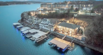 Sleeps 26 lakefront w/ private dock & dance floor!