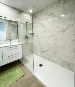 Shower, hair dryer, towels - Apartment 'Sun Garden' with Sea View, Wi-Fi & A/C (Torrox)