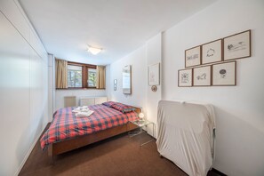 3 makuuhuonetta, silitysrauta/-lauta, ilmainen Wi-Fi, vuodevaatteet