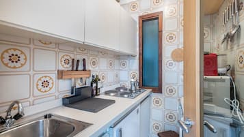 Kjøleskap, ovn, kokeplater og kaffetrakter/tekoker