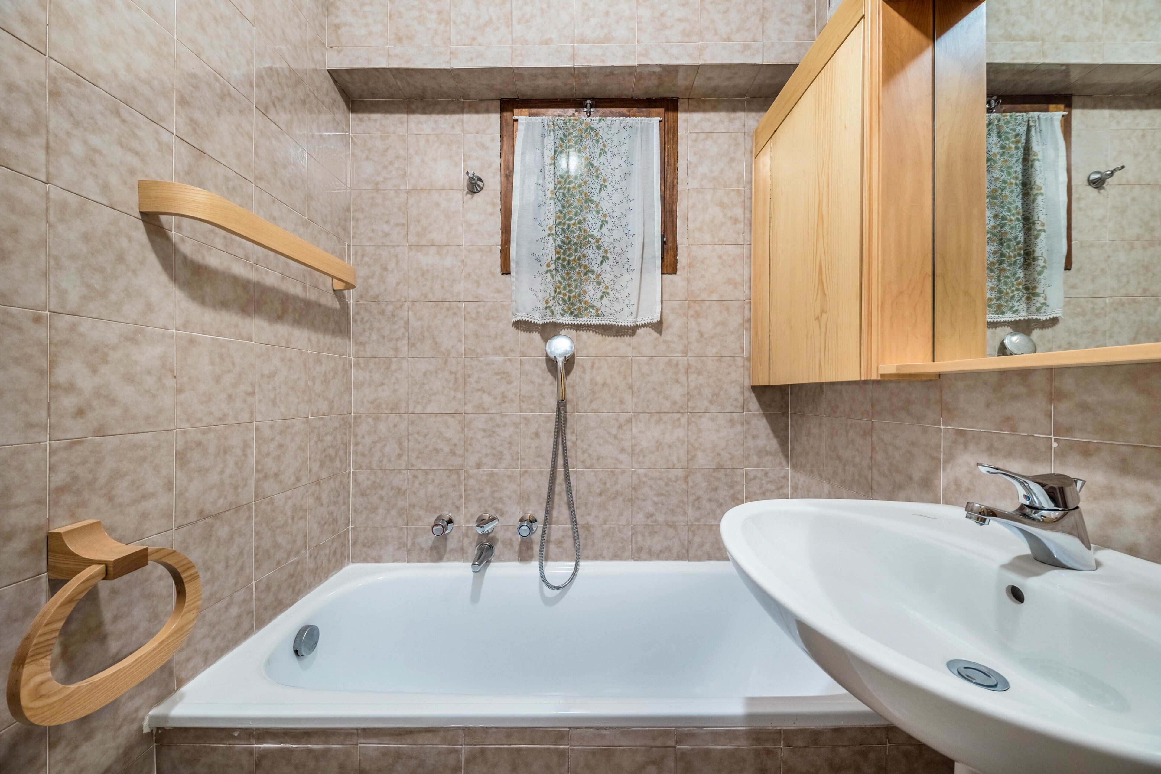 Badewanne, Haartrockner, Handtücher