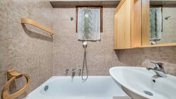 Badewanne, Haartrockner, Handtücher