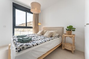 3 slaapkamers, een strijkplank/strijkijzer, gratis wifi, beddengoed