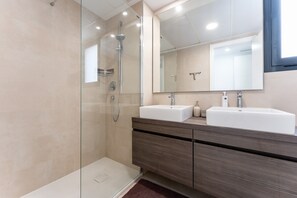 Douche, séchoir à cheveux, serviettes fournies