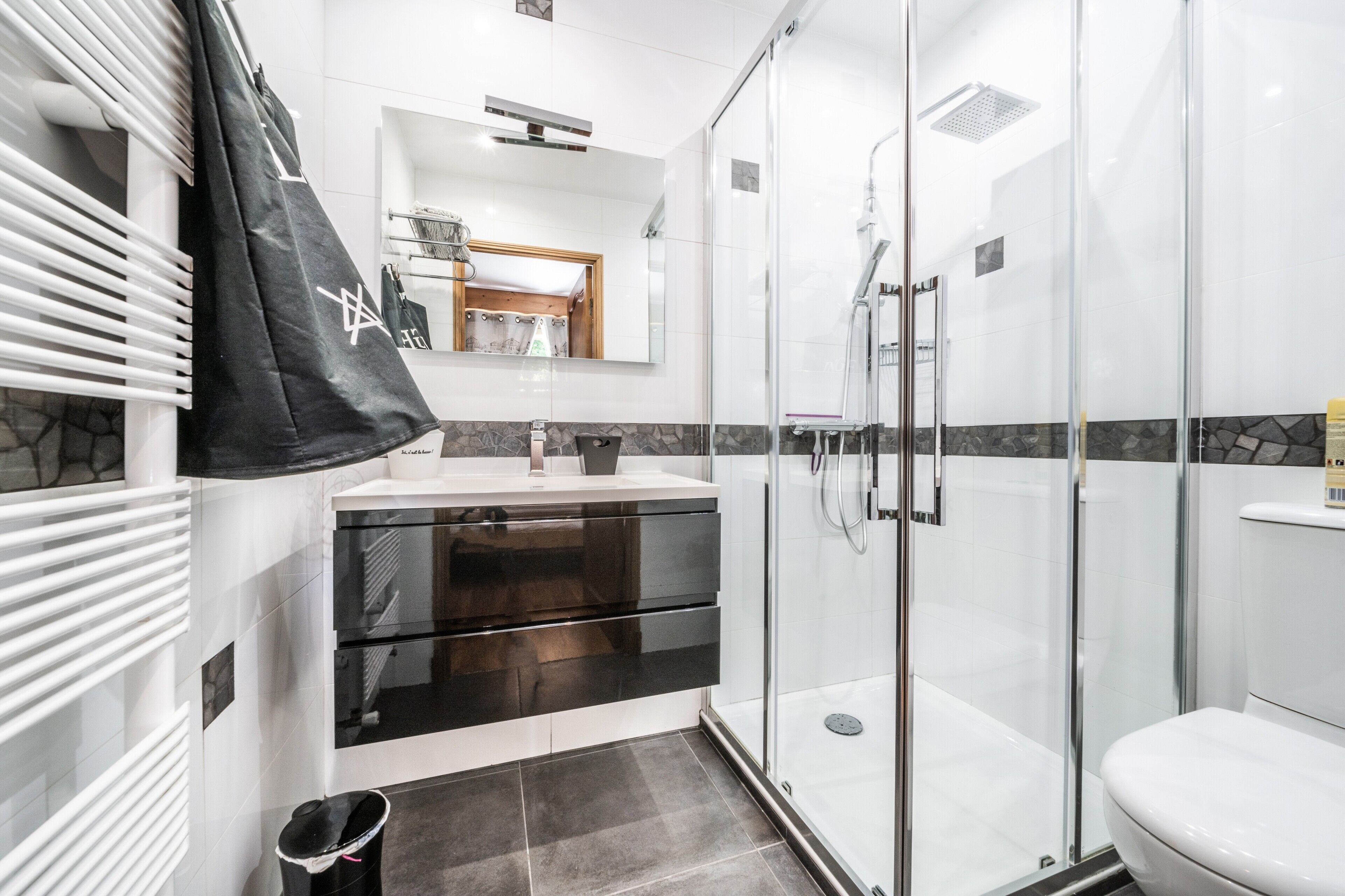 Een douche, handdoeken