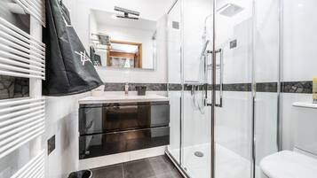 Een douche, handdoeken