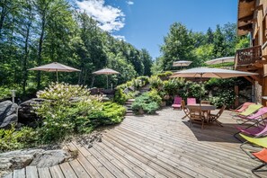 Outdoor dining - Apartment 'Au Rêve Savoyard 3' with Shared Terrace, Shared Garden, for 6 People (Morillon)