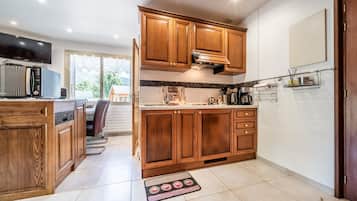 Réfrigérateur, micro-ondes, plaque de cuisson, lave-vaisselle