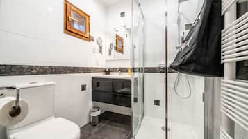 Een douche, handdoeken
