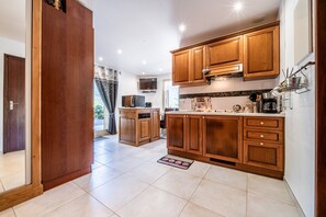 Køleskab, mikrobølgeovn, kogeplade, opvaskemaskine