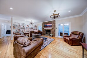 テレビ、暖炉、卓球台