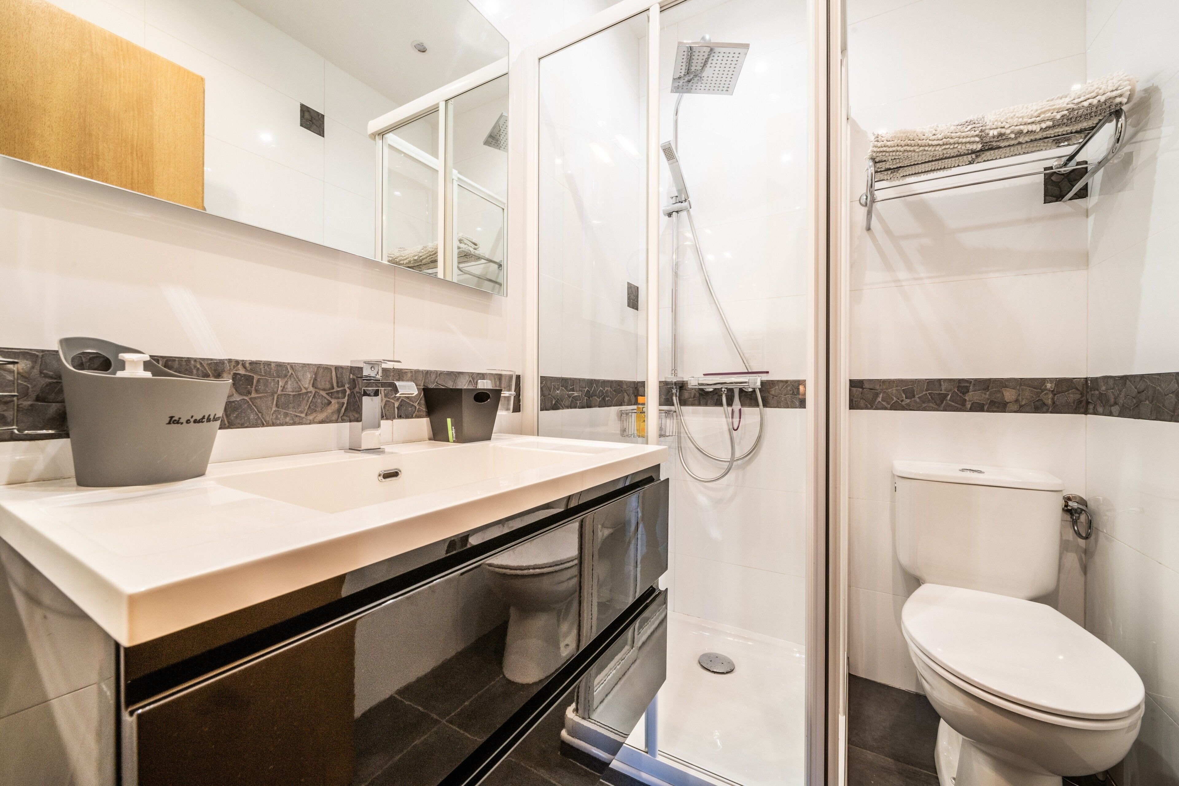 Shower, towels