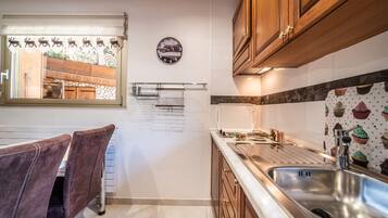 Réfrigérateur, micro-ondes, plaque de cuisson, lave-vaisselle