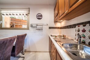 Fridge, microwave, stovetop, dishwasher - Studio 'Au Rêve Savoyard 1' with Shared Terrace, for 2 People (Morillon)
