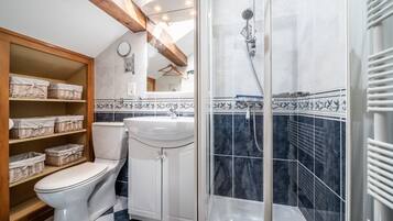 Een douche, handdoeken